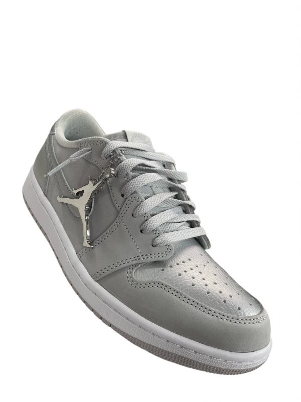 SHOES NIKE-JORDAN PLATEADO